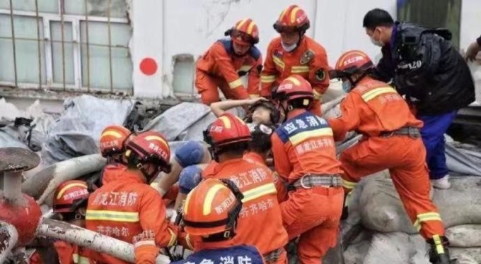 Çin'de okuldaki spor salonunun çatısı çöktü: 11 ölü