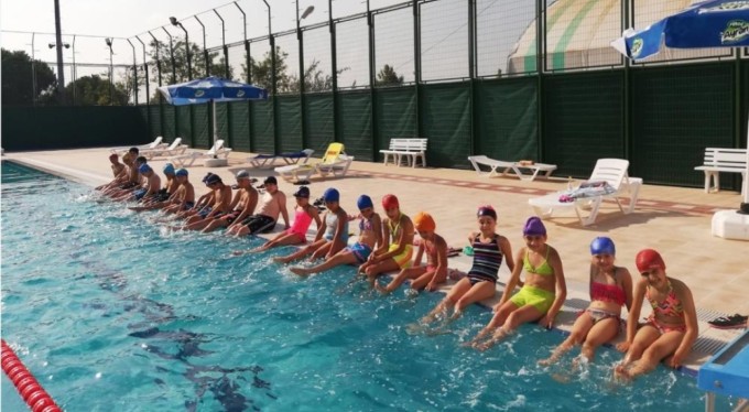 Karacabey'de açık yüzme havuzu ilgi görüyor
