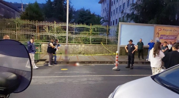 Bıçaklı saldırıda: 1 ölü, 2 yaralı