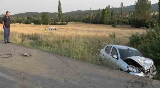 Otomobil ile işçi servisi çarpıştı: 8 yaralı