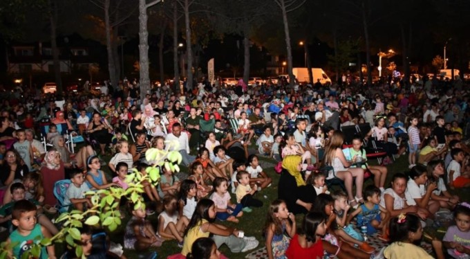 İznik'te açık hava sinemasına miniklerden yoğun ilgi