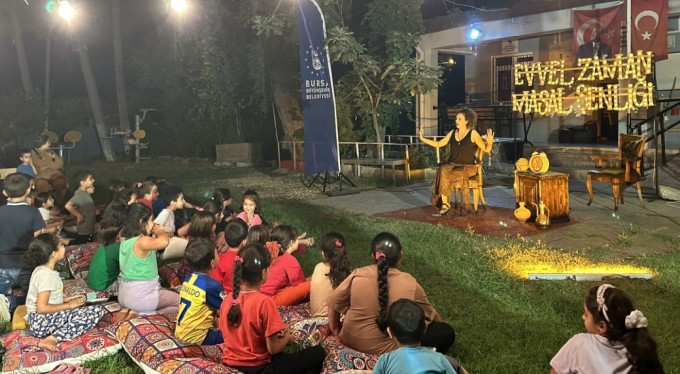 Depremzede çocuklar masallarla güldü