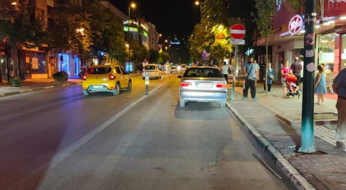 Bursa'da karşıdan karşıya geçmek isteyen yaşlı kadına araba çarptı!