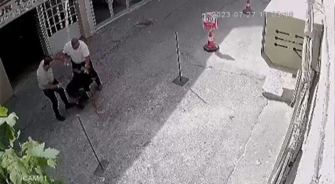 Bursa'da sokağı ringe çevirdi, yakaladığı hırsızlık şüphelisini yerden yere vurdu!
