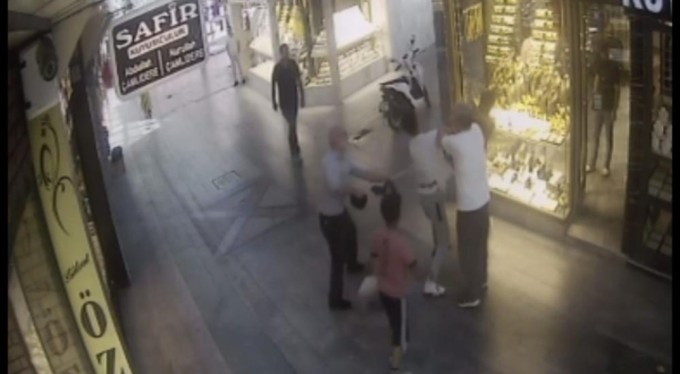 Bursa'da esnaf kavga eden gençleri süpürgesiyle ayırdı!