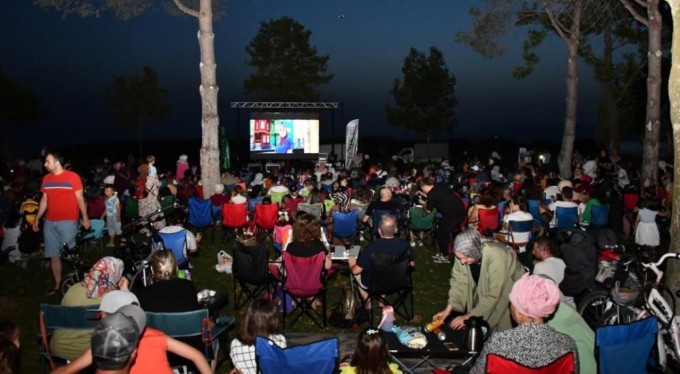 İznik'te açık hava sinemasına miniklerden yoğun ilgi