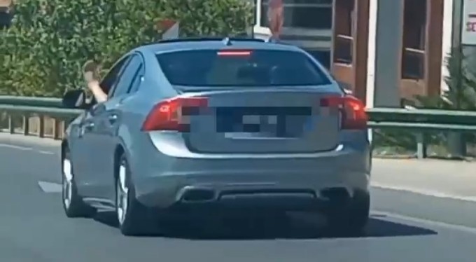 Bursa'da kazaya davetiye çıkardı! Araba kullanırken ayağını camdan dışarı çıkardı