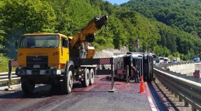 Bursa'da kiraz yüklü kamyon devrildi, tonlarca meyve yola saçıldı