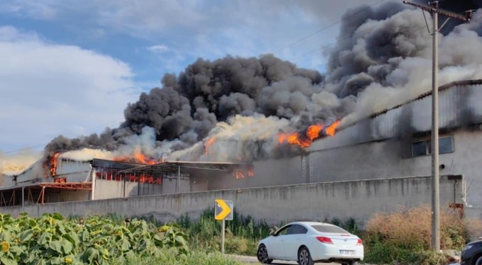 Bursa'da büyük fabrika yangını! Duman gökyüzünü kapladı
