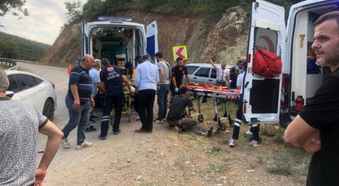 Bursa'da kamyonet ile otomobil çarpıştı: 6 yaralı