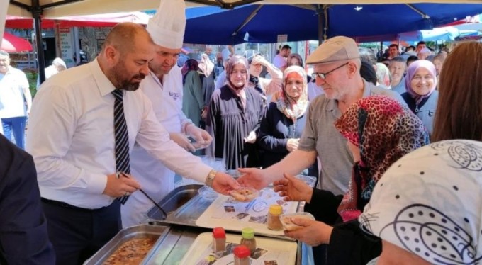 Başkan Aykurt vatandaşlara aşure dağıttı