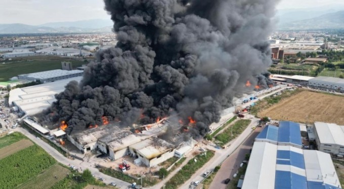 Bursa'daki yangında Şişecam'ın deposu da  küle döndü