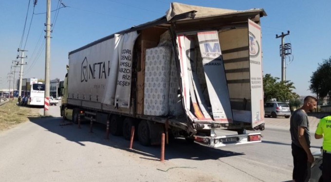 Bursa'da yolcu otobüsü tıra çarptı: 2 yaralı