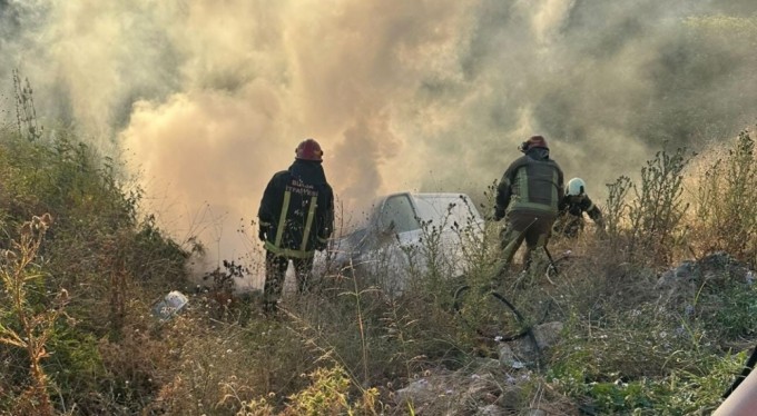 Bursa'da şarampole uçan minibüs alev alev yandı: 2 yaralı