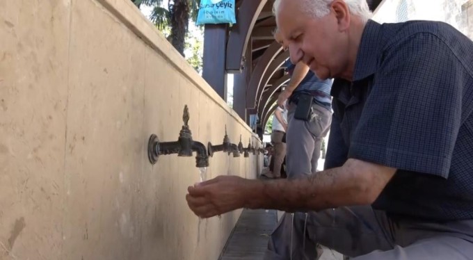 Bursa'da 40 derecelere ulaşan hava sıcaklıkları hem vatandaşları hem de hayvanları bunalttı