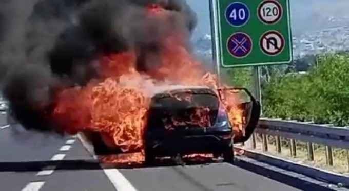 Bursa'da otomobil alev topuna döndü