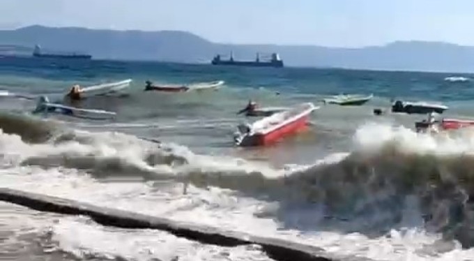 Gemlik'te dalgalar sahil yoluna taştı! Vatandaşlar korkutan anları kameraya kaydetti