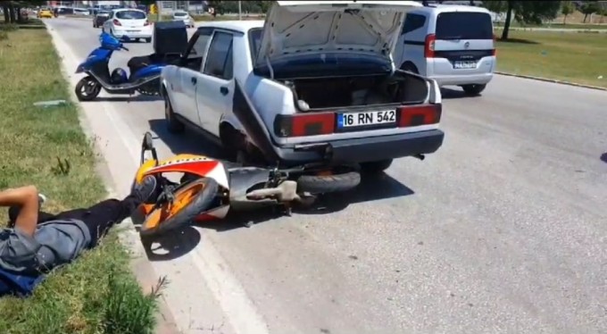 Bursa'da arıza yapan otomobile çarpan motosiklet sürücüsü yaralandı