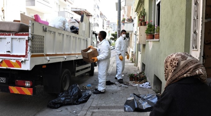 Bursa'daki çöp evden kamyon kamyon eşya çıktı!