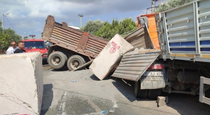Bursa'da iki kişinin ağır yaralandığı kamyon ile tırın çarpıştığı anlar