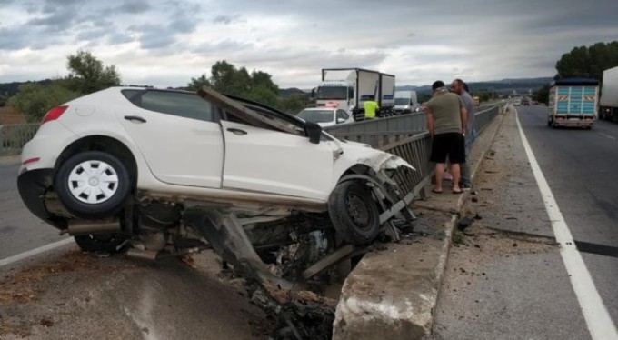 Bursa'da kontrolden çıkan araç refüje girdi: 3 yaralı