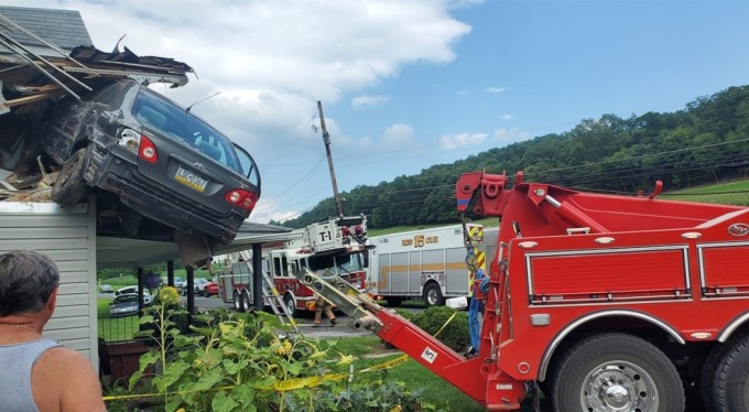 Otomobil evin ikinci katına saplandı