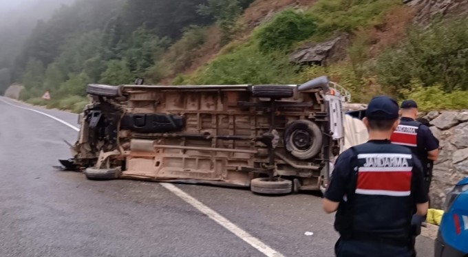 Bursa'da tarım işçilerini taşıyan minibüs devrildi! 4'ü çocuk 10 yaralı