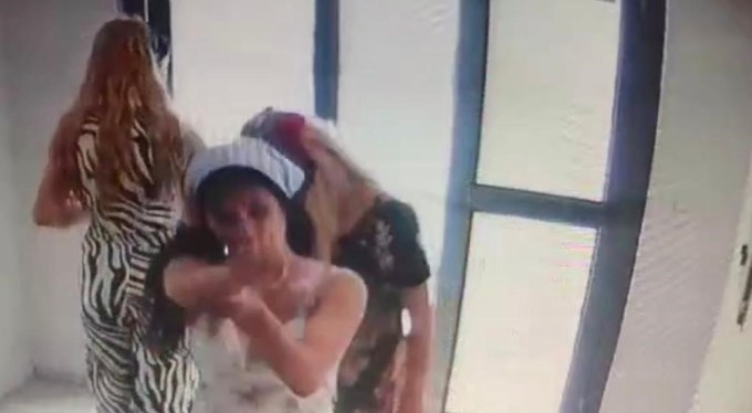 Hırsızlık şüphelisinin güvenlik kamerasına el hareketi "Pes" dedirtti