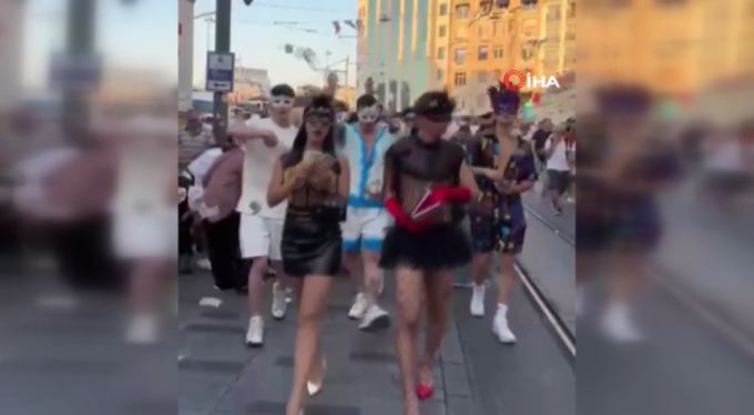 Caddede dolar saçarak gezen şahıslar yakalandı! 13 gözaltı