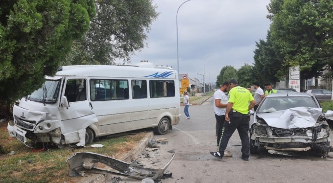 Bursa'da otomobil ile minibüs çarpıştı! 4 yaralı