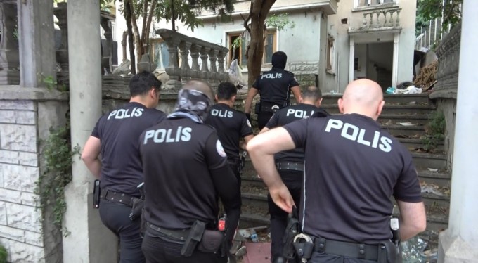 Bursa'da polis ekiplerinden terk edilmiş evlere baskın! Şüpheliler böyle yakalandı