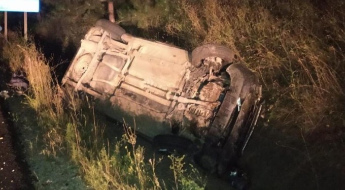 Bursa'da tırın çarptığı otomobil kanala devrildi! 4 yaralı