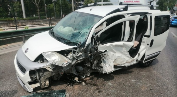 Bursa'da bariyerlere çarpan hafif ticari araç metrelerce savruldu, sürücüsü sıkıştı
