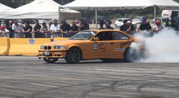 Türkiye'nin en iyi drift sürücüleri Bursa'da yarıştı