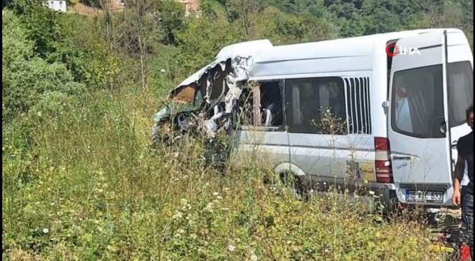 Bursa'da kamyon ile yolcu minibüsü kafa kafaya çarpıştı: 1 ölü, 5 yaralı