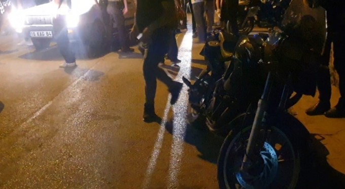 Bursa'da kavga ihbarına giderken otomobil ile çarpışan motosikletli 2 polis yaralandı!