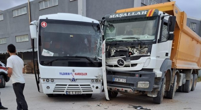 Bursa'da kamyon ile minibüs çarpıştı: 1 yaralı