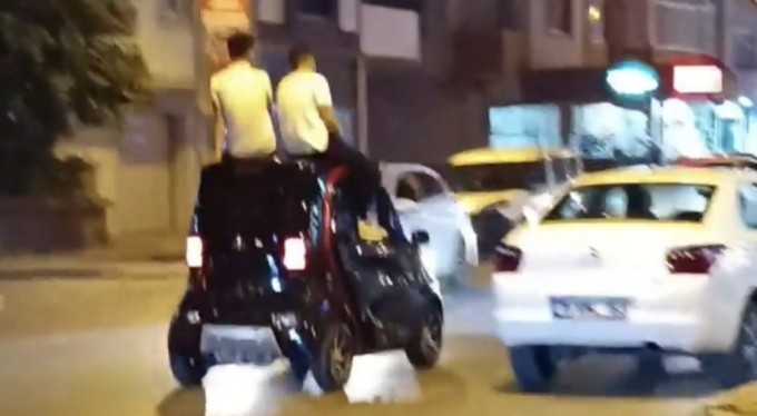 Bursa'da tehlikeli yolculuk! Canlarını hiçe saydılar