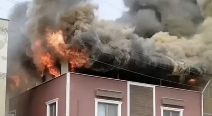 Bursa'da binanın çatı katı alevlere teslim oldu!