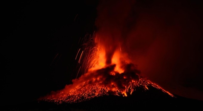 Etna Yanardağı yeniden faaliyete geçti