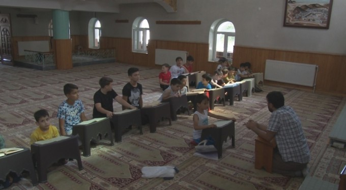 Kur'an kursuna gelen çocuklar için bilek güreşi turnuvası düzenlendi