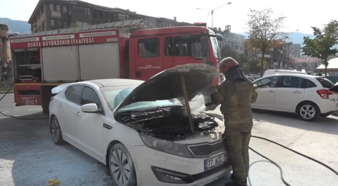 Bursa'da seyir halindeki otomobil alev alev yandı