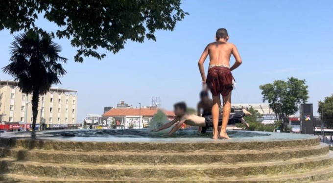 Bursa'da sıcaklardan bunalan çocukların süs havuzundaki tehlikeli oyunu