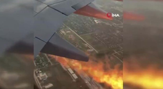 ABD-Meksika uçağının motoru alev aldı