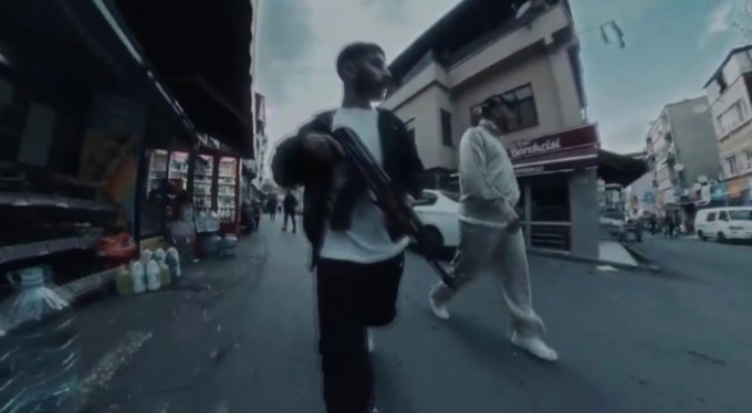 Şarkılarında illegal hayatı özendirmekle suçlanan 3 rapçi gözaltında