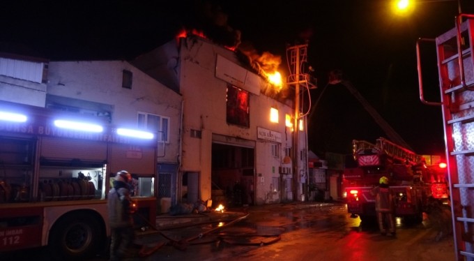 Bursa'da ahşap kapı fabrikası alev alev yandı!