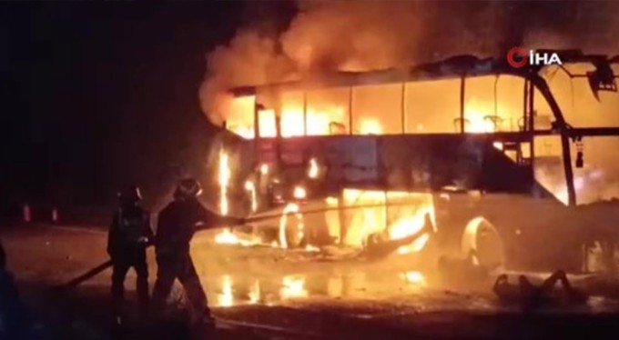 Pakistan'da kaza yapan otobüs yandı: 20 ölü, 15 yaralı