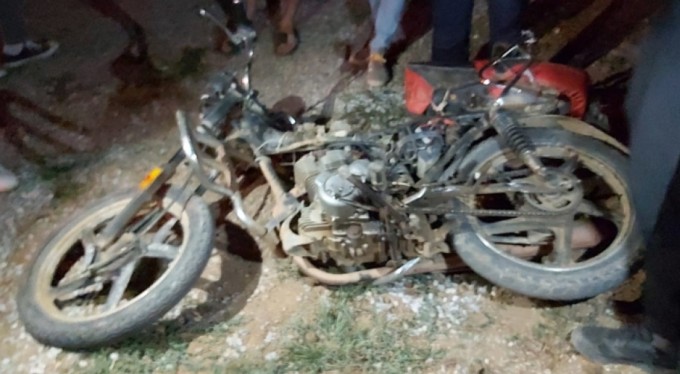 Bursa'da yakıtı biten motosikleti iterken tırın çarpmasıyla savruldular!