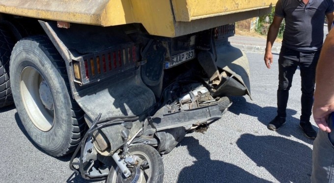 Bursa'da motosiklet sürücüsü dengesini kaybetti kamyonun altına girdi!