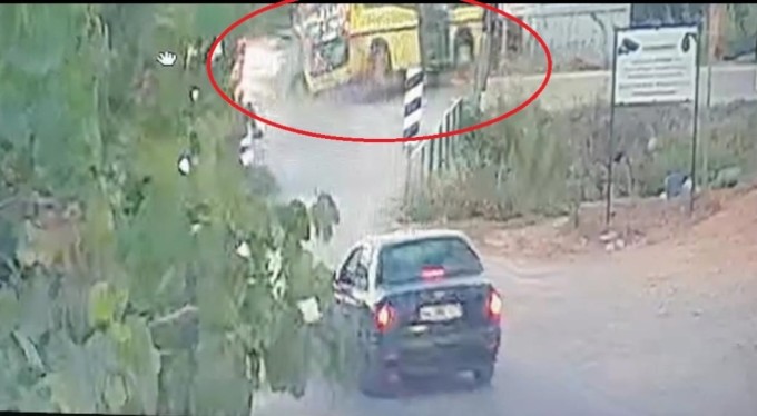 Bursa'da son sürat çarptı! 2 kişinin öldüğü kaza kamerada